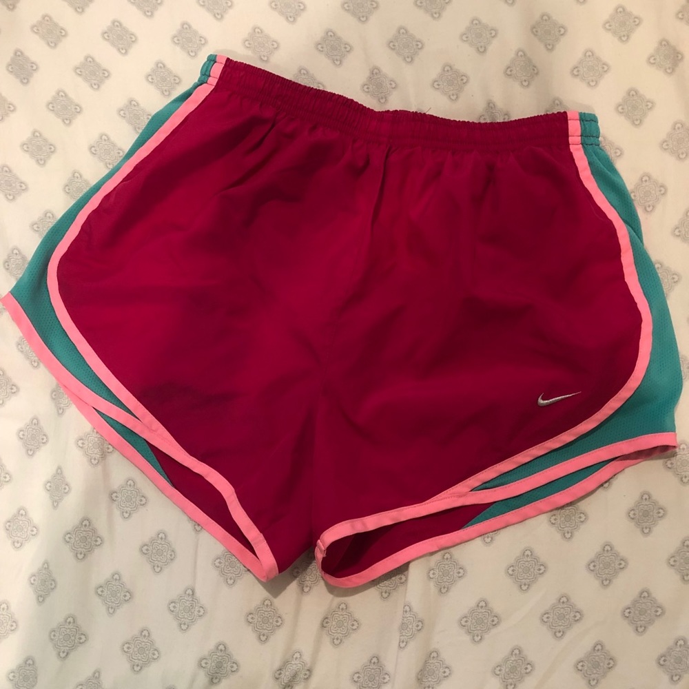 NIKE WOMENS SHORTS - SIZE M - WORN TWICE
